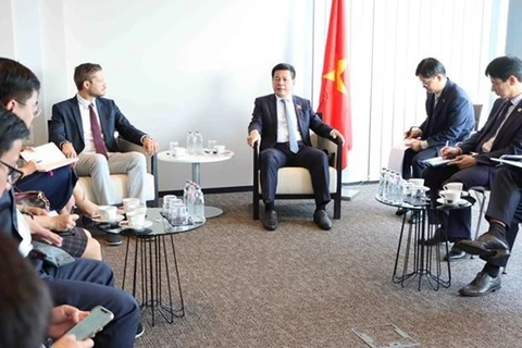 Министр промышленности и торговли Вьетнама Нгуен Хонг Зиен (третий справа) во время встречи (Фото: ВИА)
