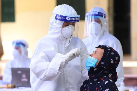 В Ханое ускоряется тестирование и вакцинация людей от COVID-19. (Фото: Хоанг Хиеу/ВИА)