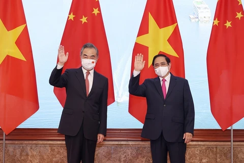 Премьер-министр Фам Минь Тьинь (справа) принял государственного советника, министра иностранных дел Китая Ван И. (Фото: Зыонг Жанг/ВИА)