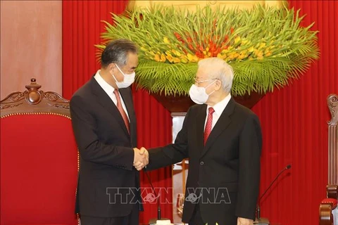 Генеральный секретарь Нгуен Фу Чонг (справа) принял государственного советника, министра иностранных дел Китая Ван И. (Фото: Чи Зунг/ВИА)