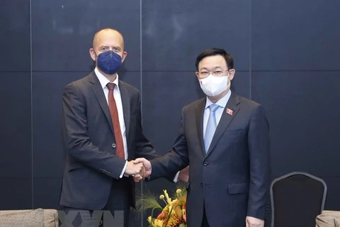 Председатель Национального собрания Выонг Динь Хюэ и генеральный директор Siemens Energy AG. (Фото: ВИА)