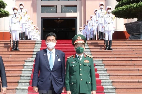 Министр обороны генерал Фан Ван Жанг (справа) приветствует министра обороны Японии Нобуо Киси (Фото: ВИA) 