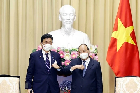 Президент страны Нгуен Суан Фук (справа) приветствует министра обороны Японии Киси Нобуо (Фото: ВИА)