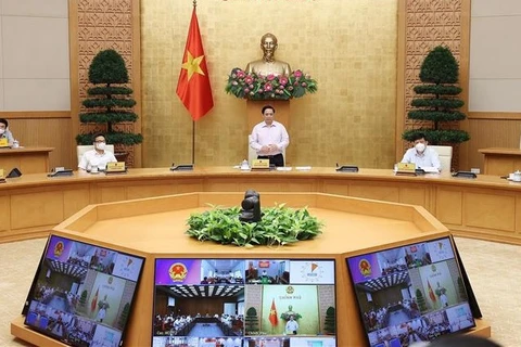 Премьер-министр Фам Минь Тьинь провел онлайн-заседание по профилактике COVID-19 и борьбе с ней с руководителями южных провинций Тиенжанг и Киенжанг. (Фото: ВИА)