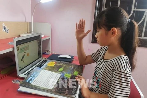 Ученица 3-го класса начальной школы Victoria Thang Long на онлайн-уроке. (Фото: ВИА)