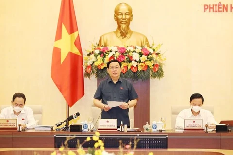Председатель Национального собрания Выонг Динь Хюэ выступает на третьем заседании постоянного комитета НС 15 созыва 13 сентября (Фото: ВИА)