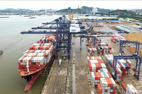 Контейнеровоз Synergy Busan под флагом Маршалловых островов с более 2 тысячи контейнеров перевозчика Maersk Line на борту пришвартовался у международного контейнерного терминала Кайлан. (Фото: ВИА)