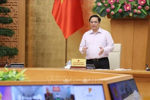 Премьер-министр Фам Минь Тьинь обращается по телеконференции с Киенжангом и Тиенжангом 13 сентября (Фото: ВИА)