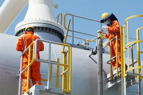 Рабочие Вьетнамской нефтегазовой группы (Petrovietnam) (Фото: www.hanoimoi.com.vn)