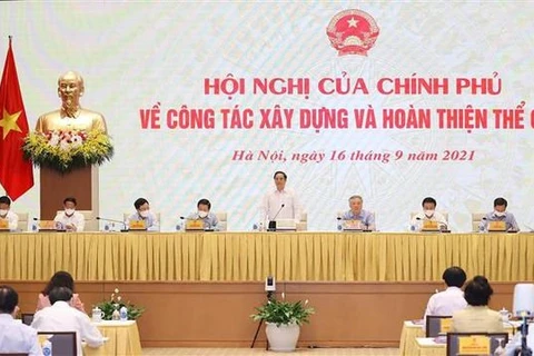 Премьер-министр Фам Минь Тьинь (в центре) выступает на мероприятии. (Фото: ВИА)