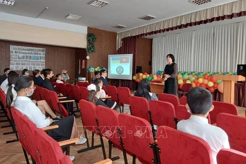 Урок посетили Лариса Щульга, директор школы, учителя и около 20 учеников, в основном вьетнамские дети. (Фото: ВИА)