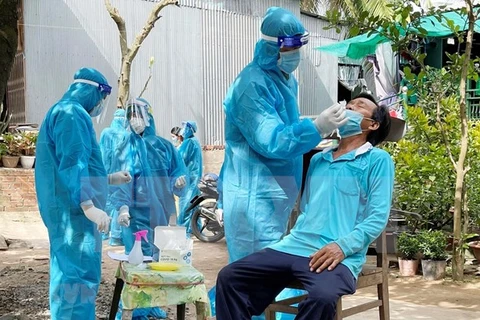 Тестируют людей на коронавирус. (Фото: ВИА)