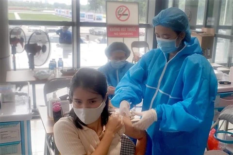 Вакцинация против COVID-19 в провинции Виньфук (Фото: ВИA)