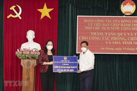Вице-президент Во Тхи Ань Суан символически вручает подарки провинции Анжанг. (Фото: ВИА)