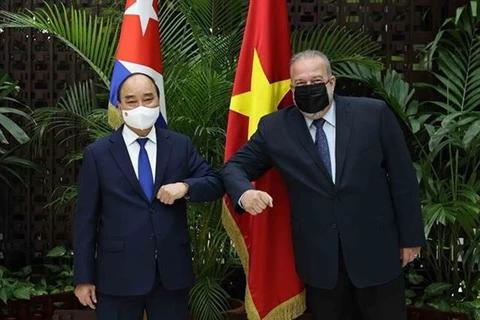 Президент Нгуен Суан Фук (слева) встретился с премьер-министром Кубы Мануэлем Марреро Крузом (Фото: ВИА) 