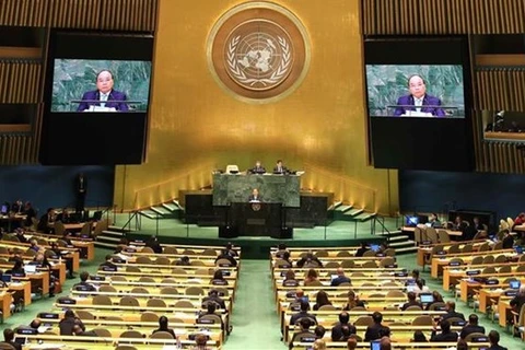  Премьер-министр Нгуен Суан Фук выступает на общих дебатах 73-й сессии Генеральной Ассамблеи ООН в американском Нью-Йорке 27 сентября 2018 года (по местному времени). (Фото: ВИА)