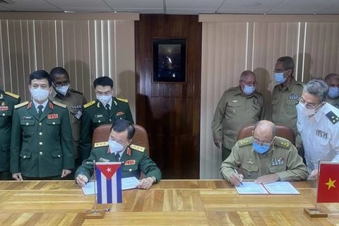 Генерал-подполковник Хоанг Суан Тьиен и член Политбюро, министр революционных вооруженных сил Республики Куба Альваро Лопет Миера подписали соглашение о сотрудничестве. (Фото: ВИА)