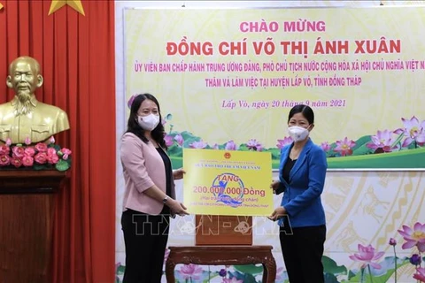 Вице-президент Вьетнама Во Тхи Ань Суан передала провинции Донгтхап 5.000 наборов экспресс-тестов на COVID-19. (Фото: ВИА)