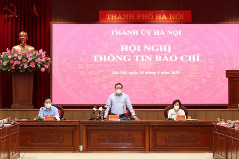 Во второй половине дня 20 сентября заместитель секретаря Ханойского партийного комитета Нгуен Ван Фонг провел пресс-конференцию, посвященную профилактике заболеваний и борьбе с ними. (Фото: Vietnam +)