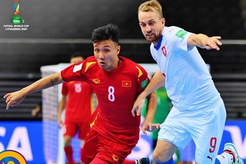 За мяч борются футболисты Вьетнама и Чехии (Фото: FIFA)