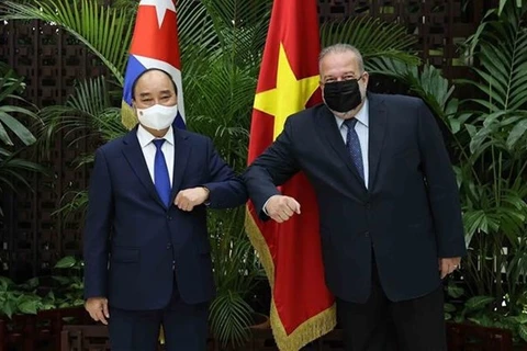 Президент Нгуен Суан Фук (слева) встречается с премьер-министром Кубы Мануэлем Марреро Крузом. (Фото: ВИА)