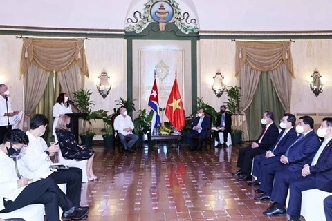 Президент Нгуен Суан Фук (справа) принимает министра внешней торговли и инвестиций Кубы Родриго Мальмьерка Диаса. (Фото: ВИА)