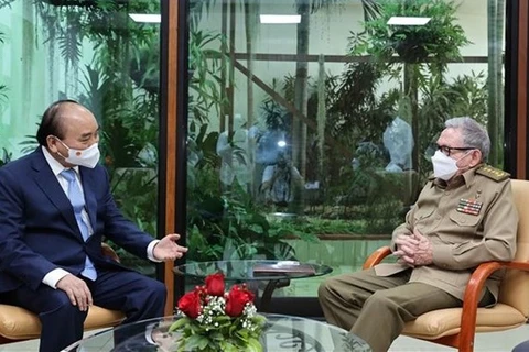 Президент Нгуен Суан Фук (слева) встретился с генералом Раулем Кастро Русом 20 сентября (по местному времени) в рамках своего официального визита на Кубу. (Фото: ВИА)