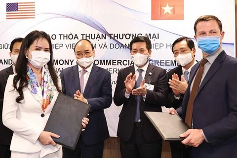 Президент Нгуен Суан Фук присутствовал на церемонии подписания торгового соглашения между вьетнамскими и американскими корпорациями. (Фото: ВИА)