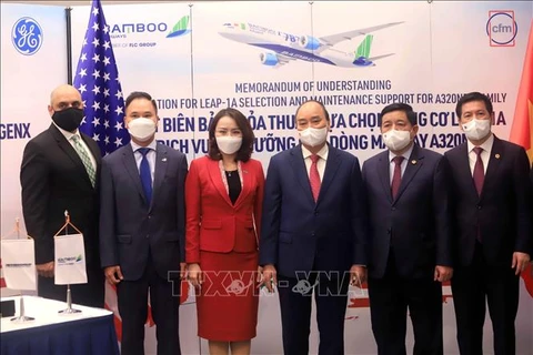 Президент Нгуен Суан Фук на церемонии подписания документов о сотрудничестве между Bamboo Airways и партнерами GE, CFM International, AviaWorld LCC. (Фото: опубликовано ВИА)