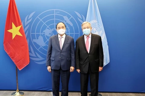 Президент Нгуен Суан Фук (слева) и Генеральный секретарь ООН Антонио Гутерриш (Фото: ВИА)