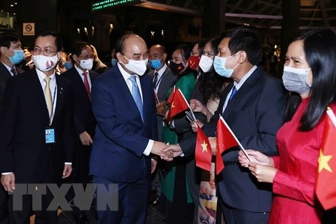 Президент Нгуен Суан Фук встретился с сотрудниками посольства Вьетнама в США и постоянного представительства Вьетнама при ООН (Фото: ВИА)