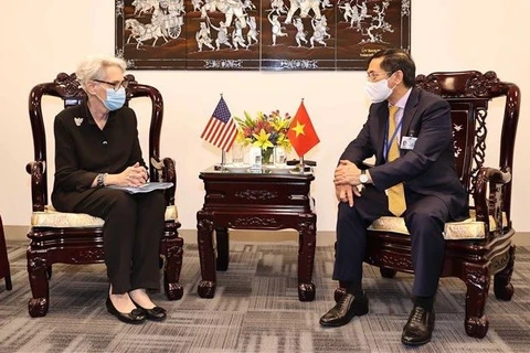 Министр иностранных дел Вьетнама Буй Тхань Шон (справа) имел встречу с заместителем госсекретаря США Венди Шерман. (Фото: ВИА)