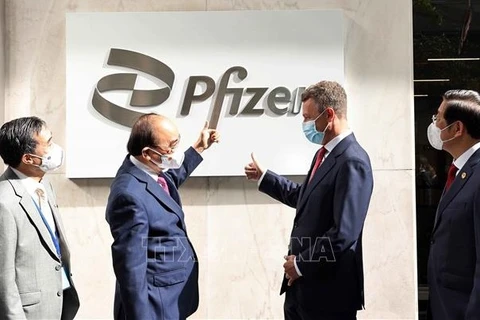 Президент Нгуен Суан Фук и вице-президент компании Pfizer Джонатан Селиб. (Фото: ВИА)