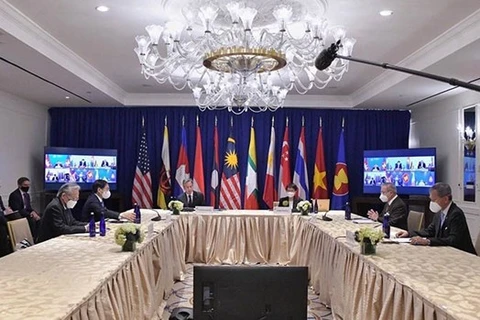 Министр иностранных дел Буй Тхань Шон принимает участие в конференции АСЕАН-США, проводимой как в онлайне, так и в оффлайн-формате (Фото: ВИA)