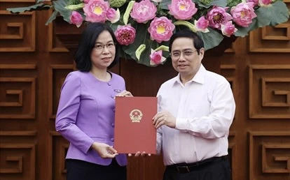 Премьер-министр Фам Минь Тьинь вручает решение о назначении генерального директора ВИА. (Фото: ВИА)