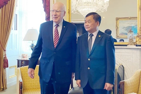 Генерал-полковник Хоанг Суан Тьиен и сенатор Патрик Лихи. (Фото: qdnd.vn)