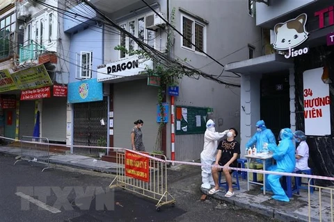 Тестирует жителей в районе Хыйбачынг, Ханой, на коронавирус. (Фото: Хоанг Хиеу/ВИА))