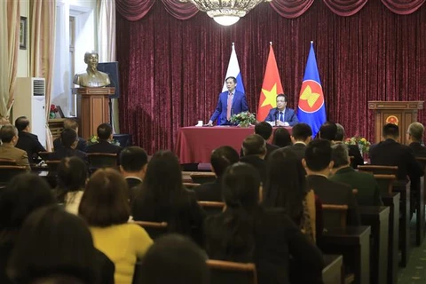 В рамках официального визита в Россию, 25 сентября министр иностранных дел Вьетнама Буй Тхань Шон посетил посольство Вьетнам в России. (Фото: Чан Хиеу/ВИА)