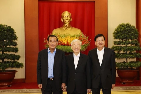 Слева: Президент Народной партии Камбоджи, премьер-министр Камбоджи Хун Сен, генеральный секретарь Коммунистической партии Вьетнама Нгуен Фу Чонг, генеральный секретарь Лаосской Народно-революционной партии, президент Лаоса Тонглун Сисулит фотографируются