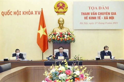 Председатель Выонг Динь Хюэ (в центре) проводит встречу с экспертами в Ханое 27 сентября (Фото: ВИА)
