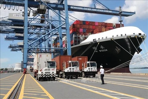 Контейнеровоз пришвартовывается в порту Танкангкаймеп. (Фото: ВИА)
