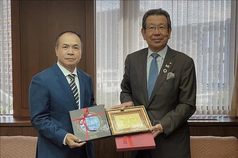 Генеральный консул Нгуен Хонг Ха вручает подарок председателю SCCI Казумаса Кузумура. (Фото: ВИА)