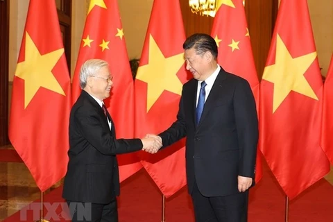 Генеральный секретарь ЦК Коммунистической партии Китая, Председатель КНР Си Цзиньпин (справа) приветствует Генерального секретаря ЦК Коммунистической партии Вьетнама Нгуен Фу Чонга во время его визита в Китай в 2017 году (Фото: ВИA)
