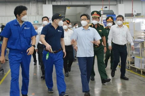 Заместитель премьер-министра Ву Дык Дам посетил промышленный парк Линьчунг 1 в городе Тхудык (Хошимин) и проверять производственную и деловую ситуацию в первый день ослабления социального дистанцирования. (Фото: ВИА)