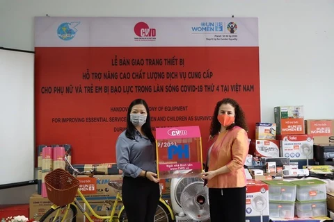Элиза Фернандес Саенс, представитель структуры «ООН-женщины» во Вьетнаме (справа) передает пожертвования Зыонг Нгок Линь, директору Центра женщин и развития. (Фото: ООН-женщины)