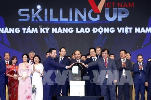 Тогдашний премьер-министр Нгуен Суан Фук и делегаты на форуме «Повышение квалификации вьетнамской рабочей силы» в ноябре 2019 г. (Фото: ВИА)