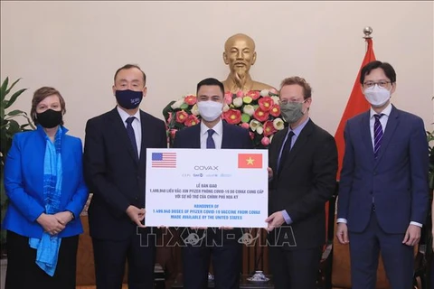Заместитель министра иностранных дел Данг Хоанг Жанг символически получил почти 1,5 миллиона доз американской вакцины через механизм COVAX. (Фото: Лам Кхань /ВИА)