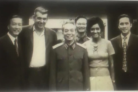 Марта Рохас на встрече с генералом Во Нгуен Зиапом. Крайний с левой стороны - посол Вьетнама на Кубе в 1974–1978 годах Ха Ван Лау, в крайний на правой - Нгуен Динь Бин, бывший постоянный заместитель министра иностранных дел. (Фото: ВИА)