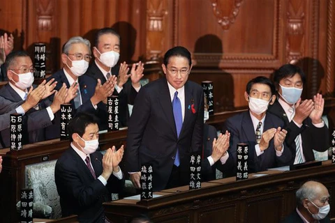 Новый президент правящей Либерально-демократической партии Японии (ЛДП) Фумио Кишида (в центре) избран Национальным собранием новым премьер-министром в Токио, 4 октября 2021 года. (Фото: Синьхоа/ВИА)