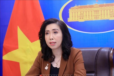 Пресс-секретарь Министерства иностранных дел Ле Тхи Ту Ханг проводит очередную пресс-конференцию в октябре 2021 года. (Фото: Лам Кхань / ВИА)